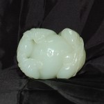 Antiker liegender Knabe in Jade